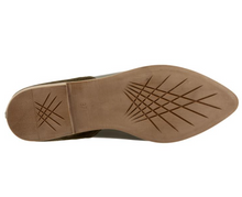 Load image into Gallery viewer, Beau Flat