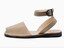Load image into Gallery viewer, Pons Classic Strap Sandal