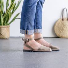 Load image into Gallery viewer, Pons Classic Strap Sandal