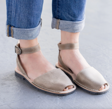 Load image into Gallery viewer, Pons Classic Strap Sandal