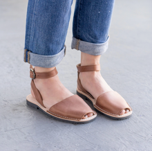 Load image into Gallery viewer, Pons Classic Strap Sandal
