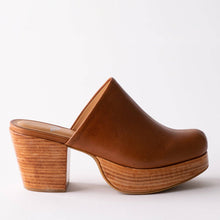 Load image into Gallery viewer, Ava Handmade Leather Women's Clogs